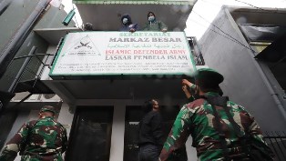 Dibubarkan, TNI & Polisi Kawal Ketat Pembongkaran Atribut FPI